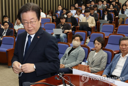 이재명 더불어민주당 대표가 14일 국회에서 열린 당 의원총회에서 인사말을 위해 연단으로 가고 있다.<연합뉴스>